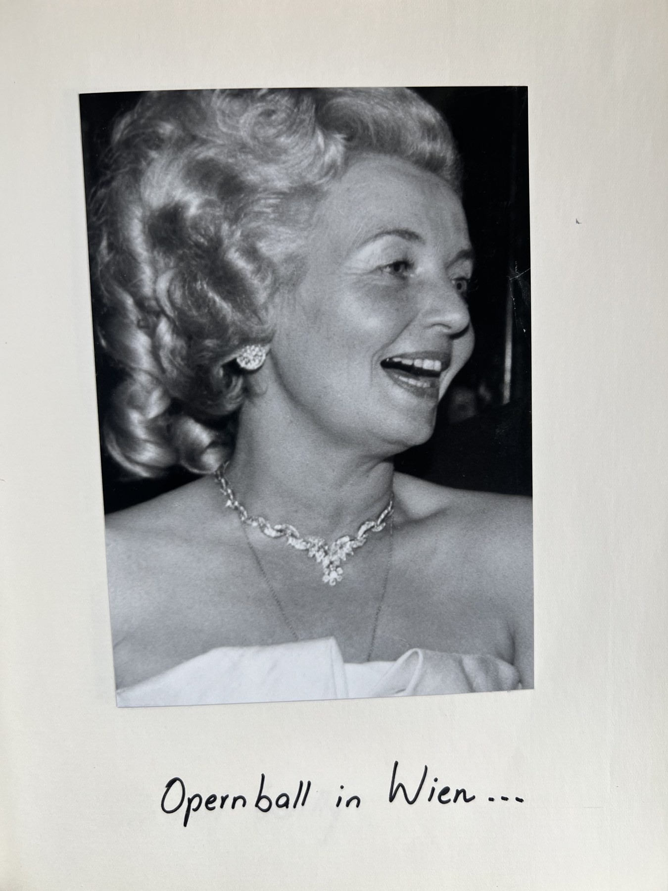 Ludwiga Preis lächelnd in Abendgarderobe mit einer auffälligen Halskette