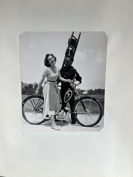 Marianne mit Fahrrad — Aufnahme aus dem Familienalbum